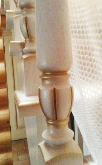 Дубовая лестница в деревянном доме