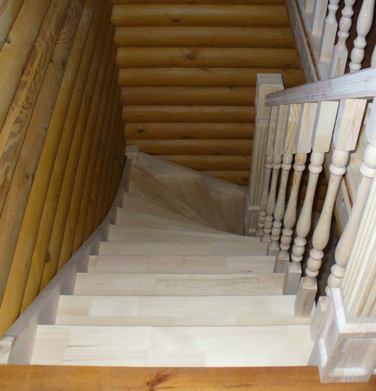 Лестница в рубленном доме с забежными ступенями. Вид сверху