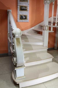 Образец готовой лестницы в салоне